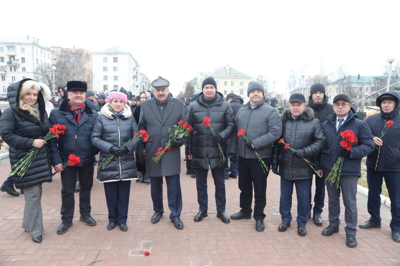Леонид Черкесов: В честь Дня Героев Отечества возложили цветы к Вечному огню у Монумента Славы в Мемориальном комплексе «Победа» Леонид Черкесов: В честь Дня Героев Отечества возложили цветы к Вечному огню у Монумента Славы в Мемориальном комплексе «Победа»