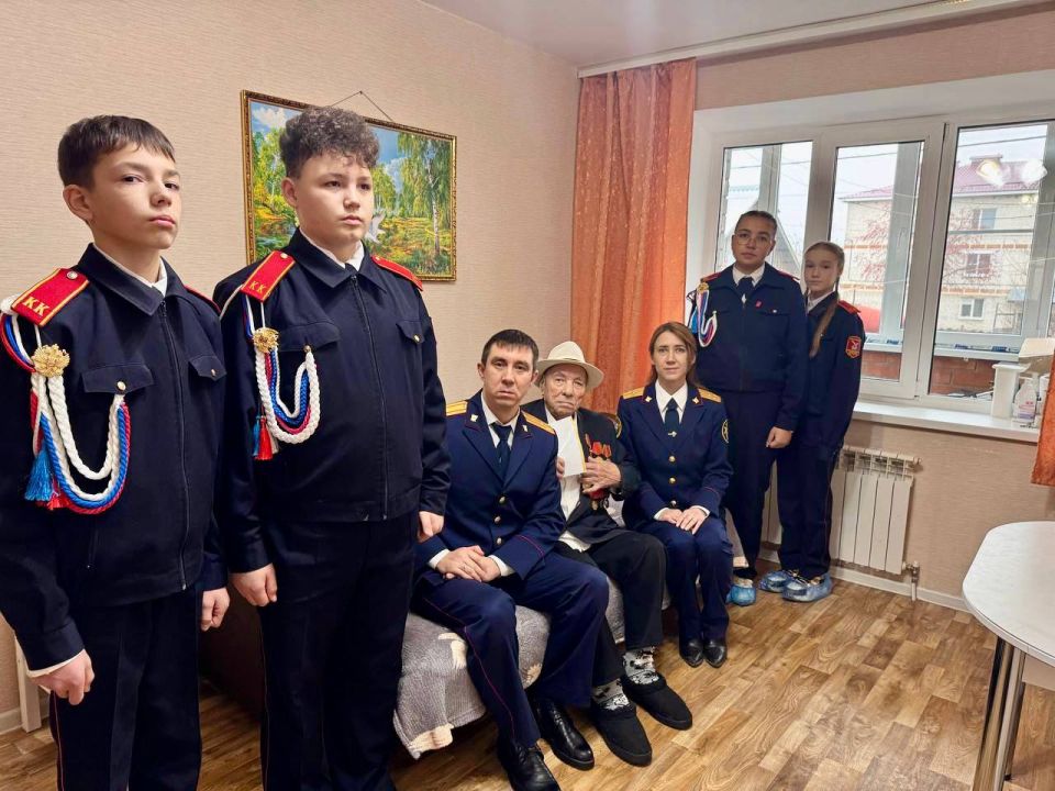 Сотрудники следственного управления СК России по Чувашской Республике навестили ветерана Великой Отечественной войны