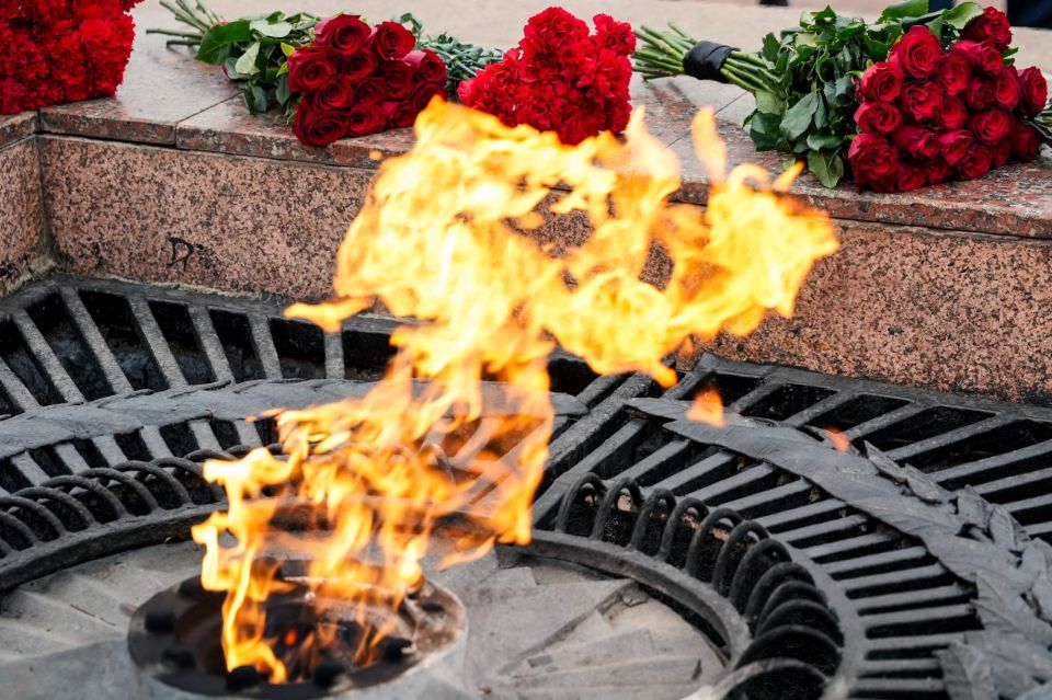 Мы помним их подвиг. Начальник Главного управления МЧС России по Чувашии генерал-майор внутренней службы Валерий Зеленин принял участие в общественной акции в честь Дня героев Отечества