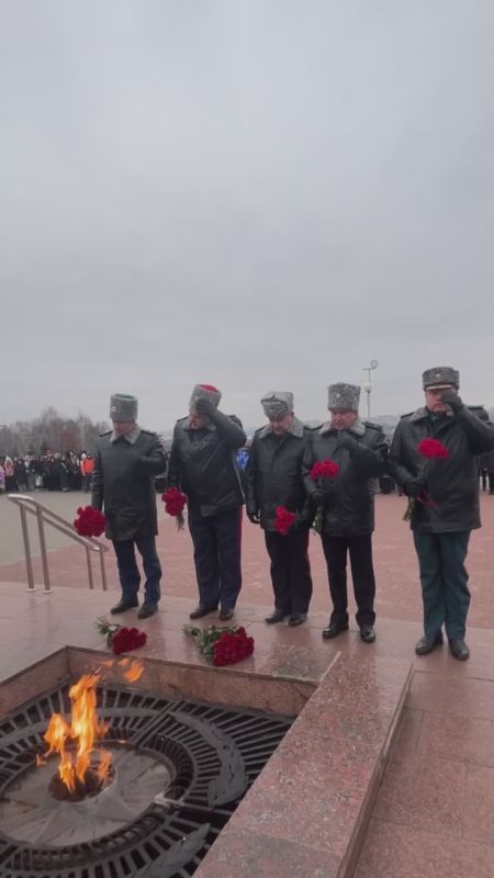 Сегодня, в День Героев Отечества, прокурор Чувашии Эдуард Гиматов почтил память защитников нашей Родины!