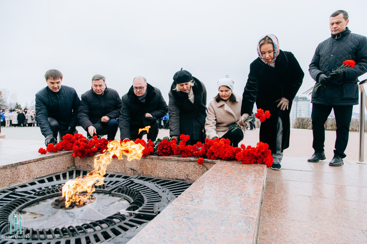 В Чувашии в День Героев Отечества почтили память защитников Родины, возложив цветы к Вечному огню в Парке Победы В Чувашии в День Героев Отечества почтили память защитников Родины, возложив цветы к Вечному огню в Парке Победы