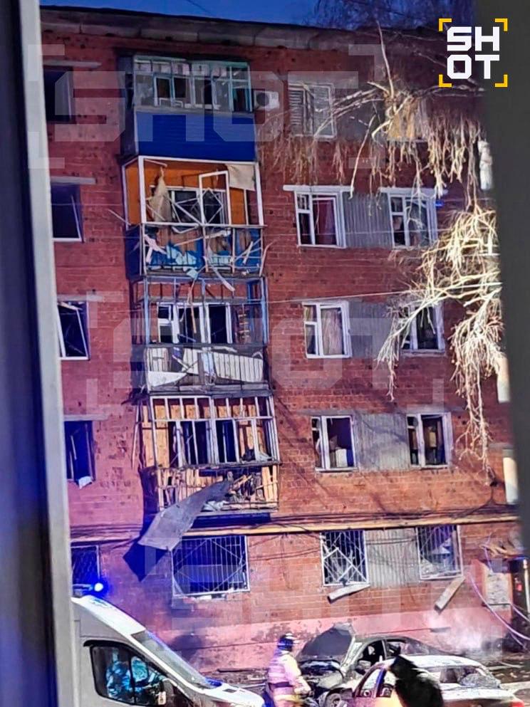 Беспилотник рухнул на жилой дом в Чебоксарах – ранены четыре человека Беспилотник рухнул на жилой дом в Чебоксарах – ранены четыре человека