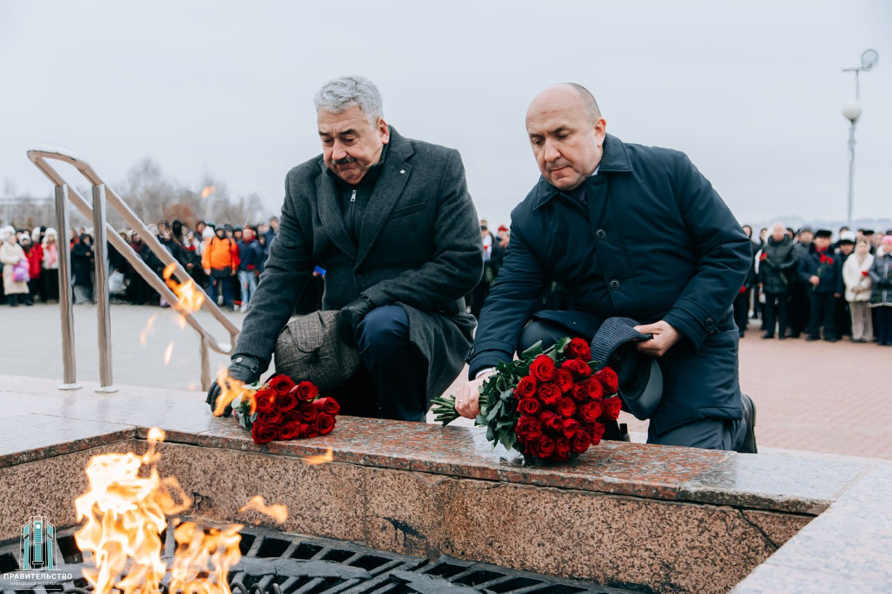 В Чувашии в День Героев Отечества почтили память защитников Родины, возложив цветы к Вечному огню в Парке Победы В Чувашии в День Героев Отечества почтили память защитников Родины, возложив цветы к Вечному огню в Парке Победы