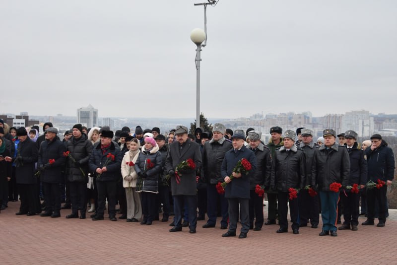 Министр внутренних дел по Чувашской Республике принял участие в церемонии возложения цветов в Мемориальном комплексе «Победа» Министр внутренних дел по Чувашской Республике принял участие в церемонии возложения цветов в Мемориальном комплексе «Победа»