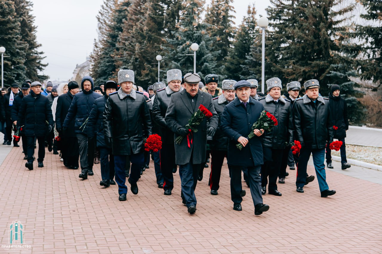 В Чувашии в День Героев Отечества почтили память защитников Родины, возложив цветы к Вечному огню в Парке Победы