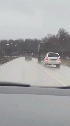 Экипаж ОСБ ДПС, патрулировавший автодорогу «Чебоксары – Сурское», стал свидетелем грубого нарушения ПДД - обгона в зоне действия дорожного знака «Обгон запрещен»