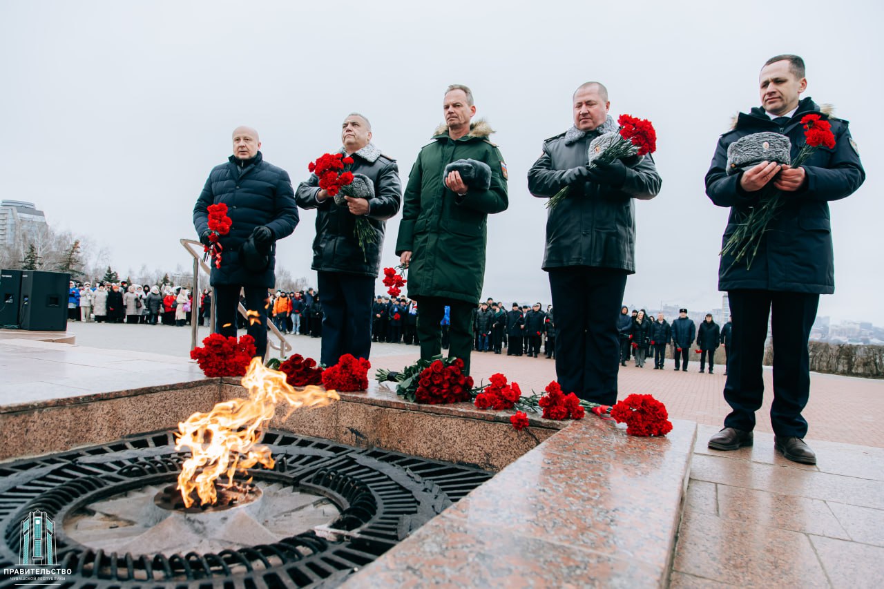 В Чувашии в День Героев Отечества почтили память защитников Родины, возложив цветы к Вечному огню в Парке Победы В Чувашии в День Героев Отечества почтили память защитников Родины, возложив цветы к Вечному огню в Парке Победы