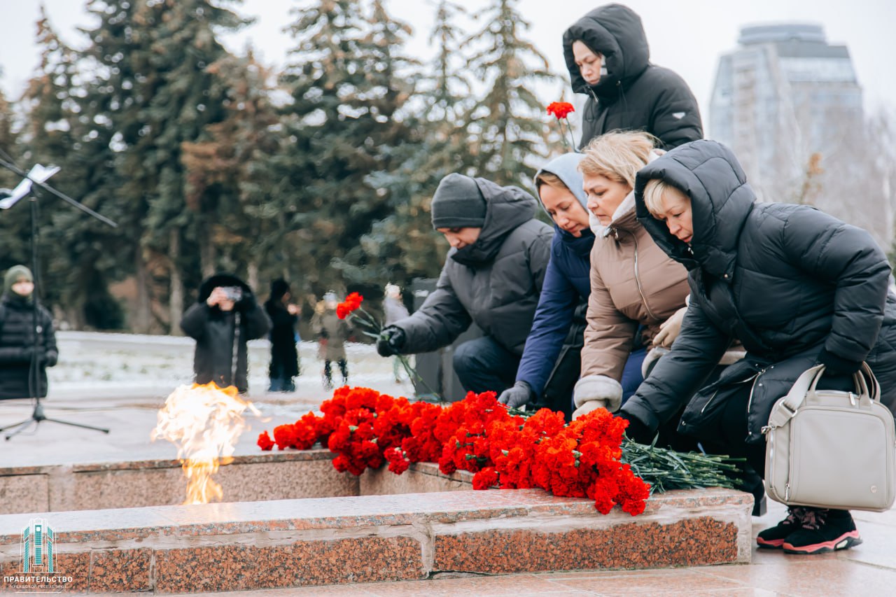 В Чувашии в День Героев Отечества почтили память защитников Родины, возложив цветы к Вечному огню в Парке Победы В Чувашии в День Героев Отечества почтили память защитников Родины, возложив цветы к Вечному огню в Парке Победы