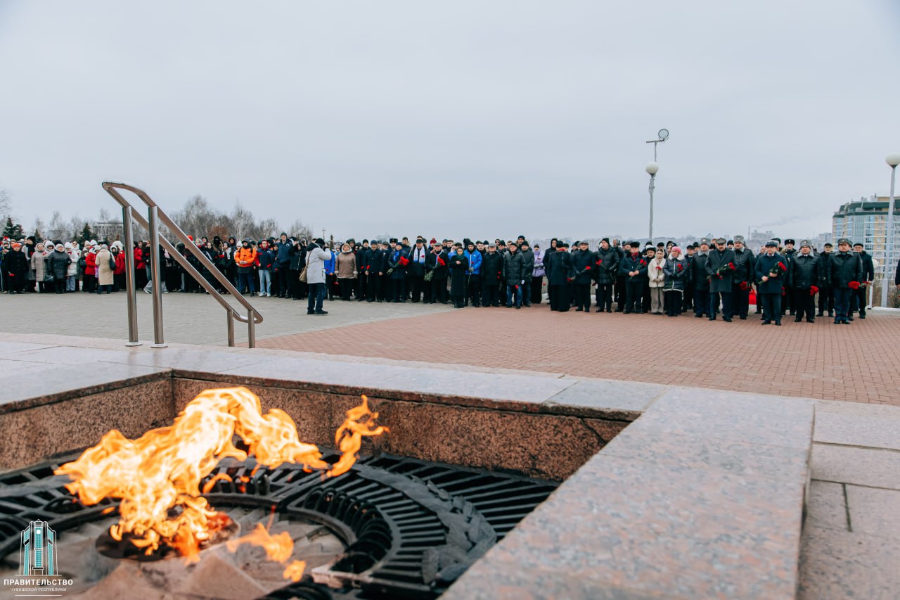 В Чувашии в День Героев Отечества почтили память защитников Родины, возложив цветы к Вечному огню в Парке Победы В Чувашии в День Героев Отечества почтили память защитников Родины, возложив цветы к Вечному огню в Парке Победы