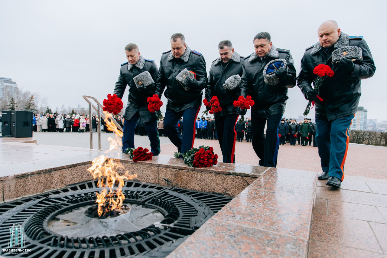 В Чувашии в День Героев Отечества почтили память защитников Родины, возложив цветы к Вечному огню в Парке Победы В Чувашии в День Героев Отечества почтили память защитников Родины, возложив цветы к Вечному огню в Парке Победы