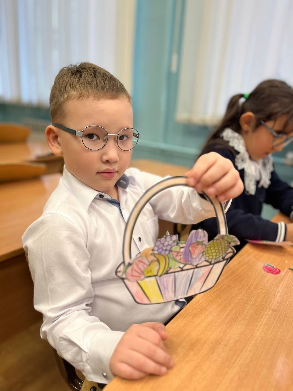 «Поговорим о правильном питании» - именно под таким девизом в чебоксарских школах проходят мероприятия, главная цель которых - закрепить знания ребят о здоровой пище, обсудить витаминную составляющую овощей и фруктов «Поговорим о правильном питании» - именно под таким девизом в чебоксарских школах проходят мероприятия, главная цель которых - закрепить знания ребят о здоровой пище, обсудить витаминную составляющую овощей и фруктов