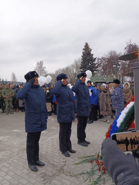 В Чувашии сотрудники полиции, общественники и ветераны органов внутренних дел приняли участие в торжественном открытии мемориала в память героев СВО В Чувашии сотрудники полиции, общественники и ветераны органов внутренних дел приняли участие в торжественном открытии мемориала в память героев СВО