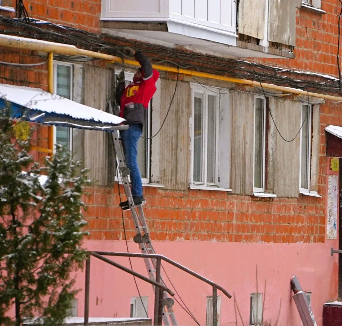 В Чебоксарах продолжаются восстановительные работы после атаки БПЛА В Чебоксарах продолжаются восстановительные работы после атаки БПЛА