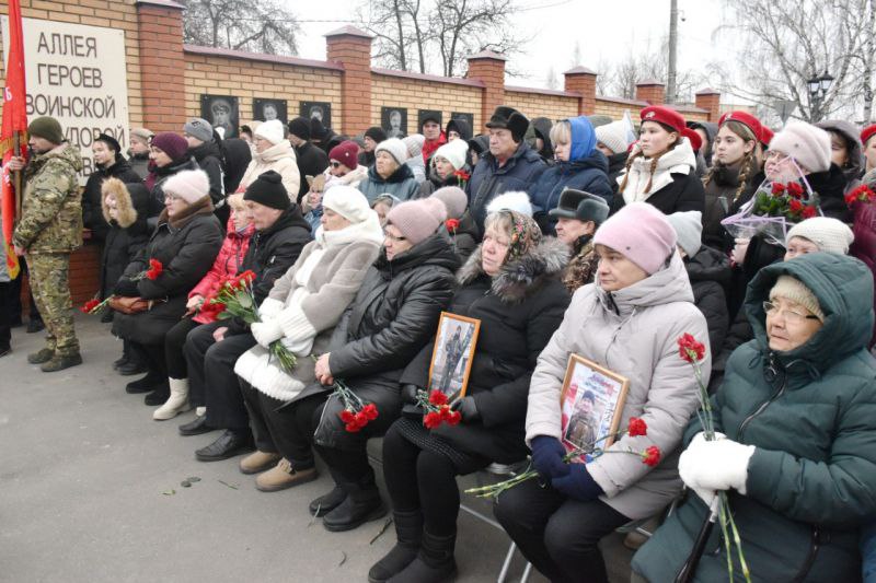 В Чувашии сотрудники полиции, общественники и ветераны органов внутренних дел приняли участие в торжественном открытии мемориала в память героев СВО В Чувашии сотрудники полиции, общественники и ветераны органов внутренних дел приняли участие в торжественном открытии мемориала в память героев СВО