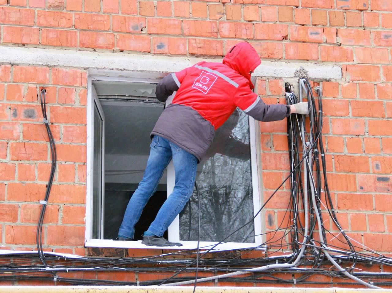 Восстановительные работы в Чебоксарах после беспилотных атак продолжаются Восстановительные работы в Чебоксарах после беспилотных атак продолжаются