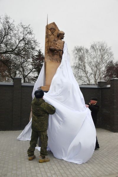 В Чувашии сотрудники полиции, общественники и ветераны органов внутренних дел приняли участие в торжественном открытии мемориала в память героев СВО