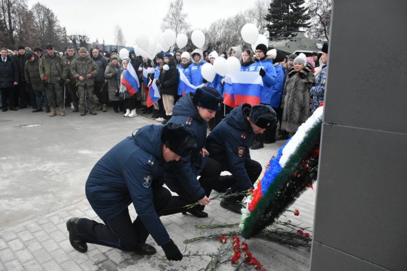 В Чувашии сотрудники полиции, общественники и ветераны органов внутренних дел приняли участие в торжественном открытии мемориала в память героев СВО В Чувашии сотрудники полиции, общественники и ветераны органов внутренних дел приняли участие в торжественном открытии мемориала в память героев СВО