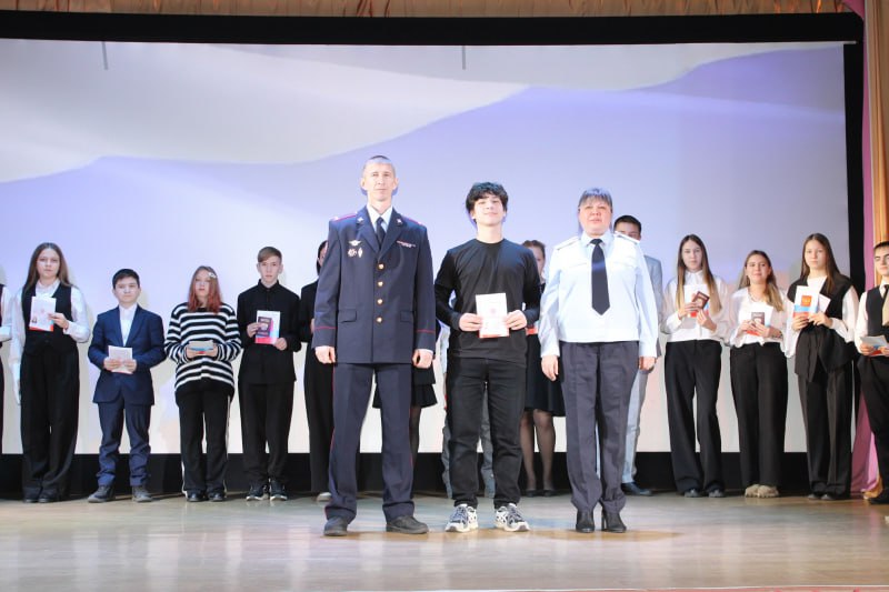 В Чувашии сотрудники полиции провели профориентационную встречу и вручили первые паспорта школьникам Козловского округа В Чувашии сотрудники полиции провели профориентационную встречу и вручили первые паспорта школьникам Козловского округа