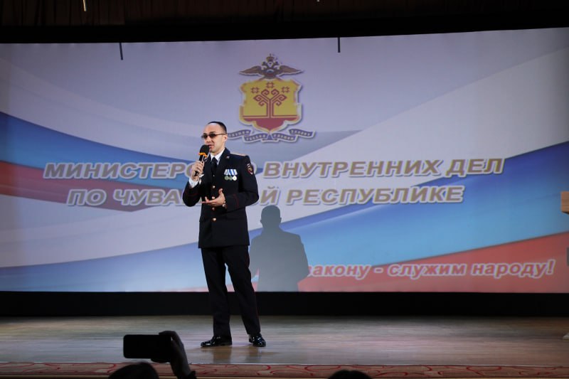В Чувашии сотрудники полиции провели профориентационную встречу и вручили первые паспорта школьникам Козловского округа