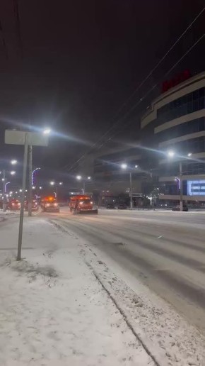 С самого утра вся техника уже в работе, расчищая город от снега