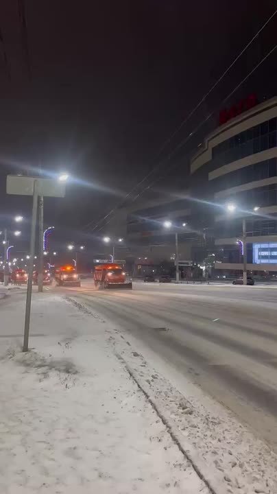 С самого утра вся техника уже в работе, расчищая город от снега