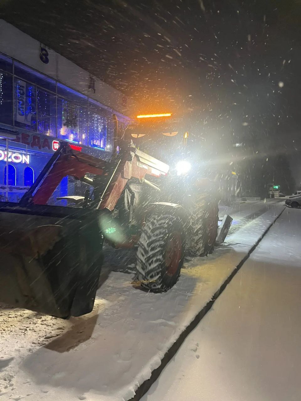 С самого утра вся техника уже в работе, расчищая город от снега С самого утра вся техника уже в работе, расчищая город от снега