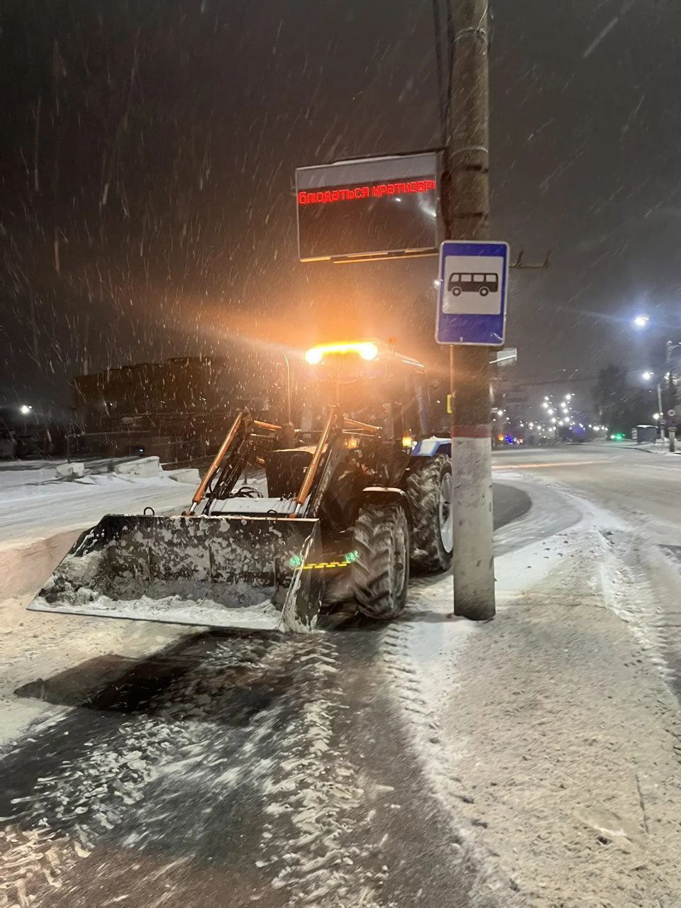 С самого утра вся техника уже в работе, расчищая город от снега С самого утра вся техника уже в работе, расчищая город от снега