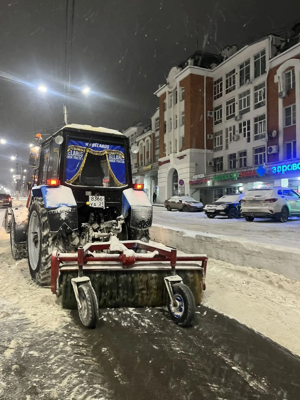 С самого утра вся техника уже в работе, расчищая город от снега С самого утра вся техника уже в работе, расчищая город от снега