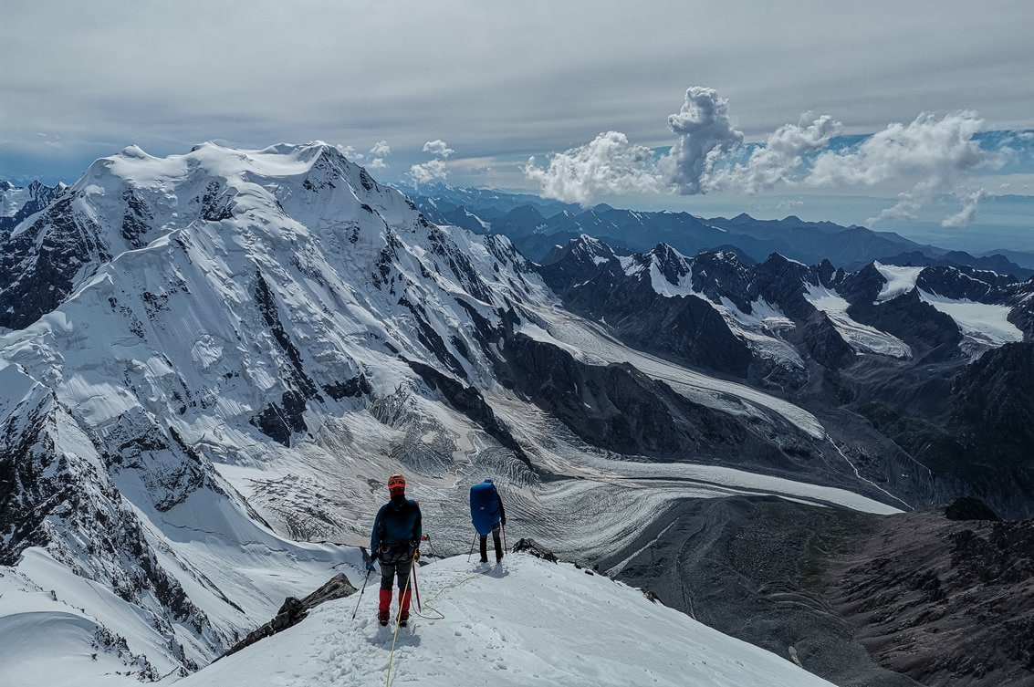 5 тысяч метров над уровнем моря, разреженный холодный воздух, бесконечный горизонт и весь мир как на ладони — непередаваемое чувство свободы и преодоления, в первую очередь, себя