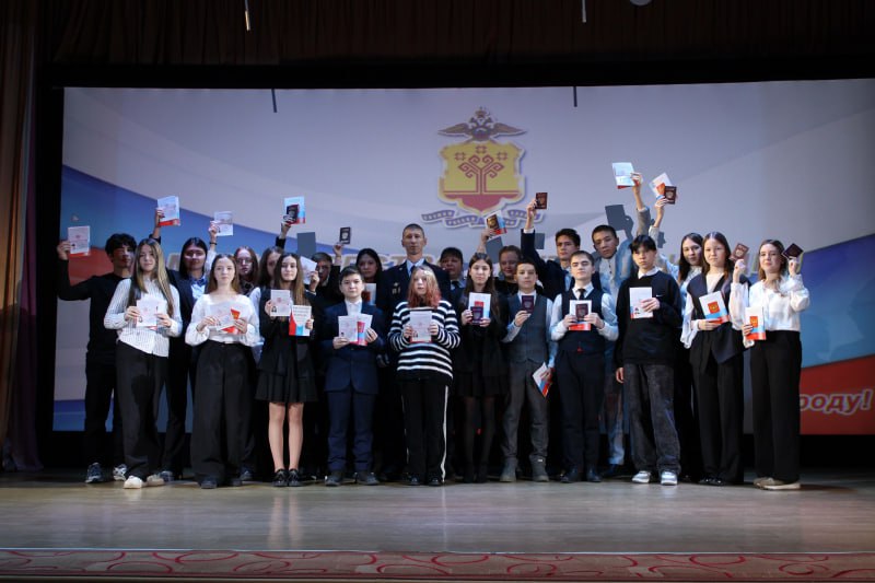 В Чувашии сотрудники полиции провели профориентационную встречу и вручили первые паспорта школьникам Козловского округа В Чувашии сотрудники полиции провели профориентационную встречу и вручили первые паспорта школьникам Козловского округа