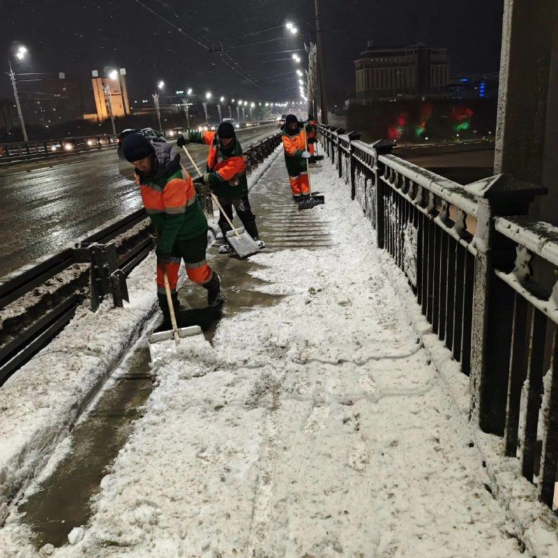 Тонны снега за ночь: работа коммунальных служб 12 декабря