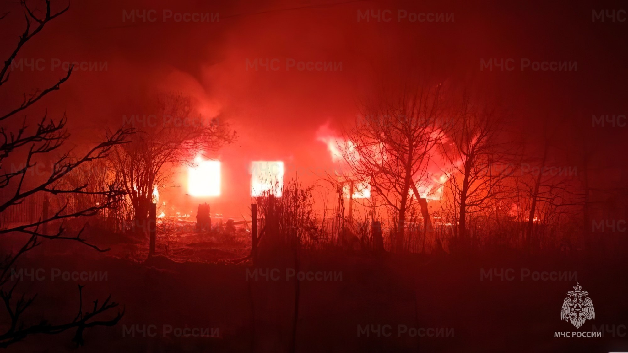 #Сводка_МЧС_Чувашии. При пожаре пострадали двое жителей Алатырского округа В ночь на 14 декабря загорелся 2-квартирный дом в поселке Алтышево