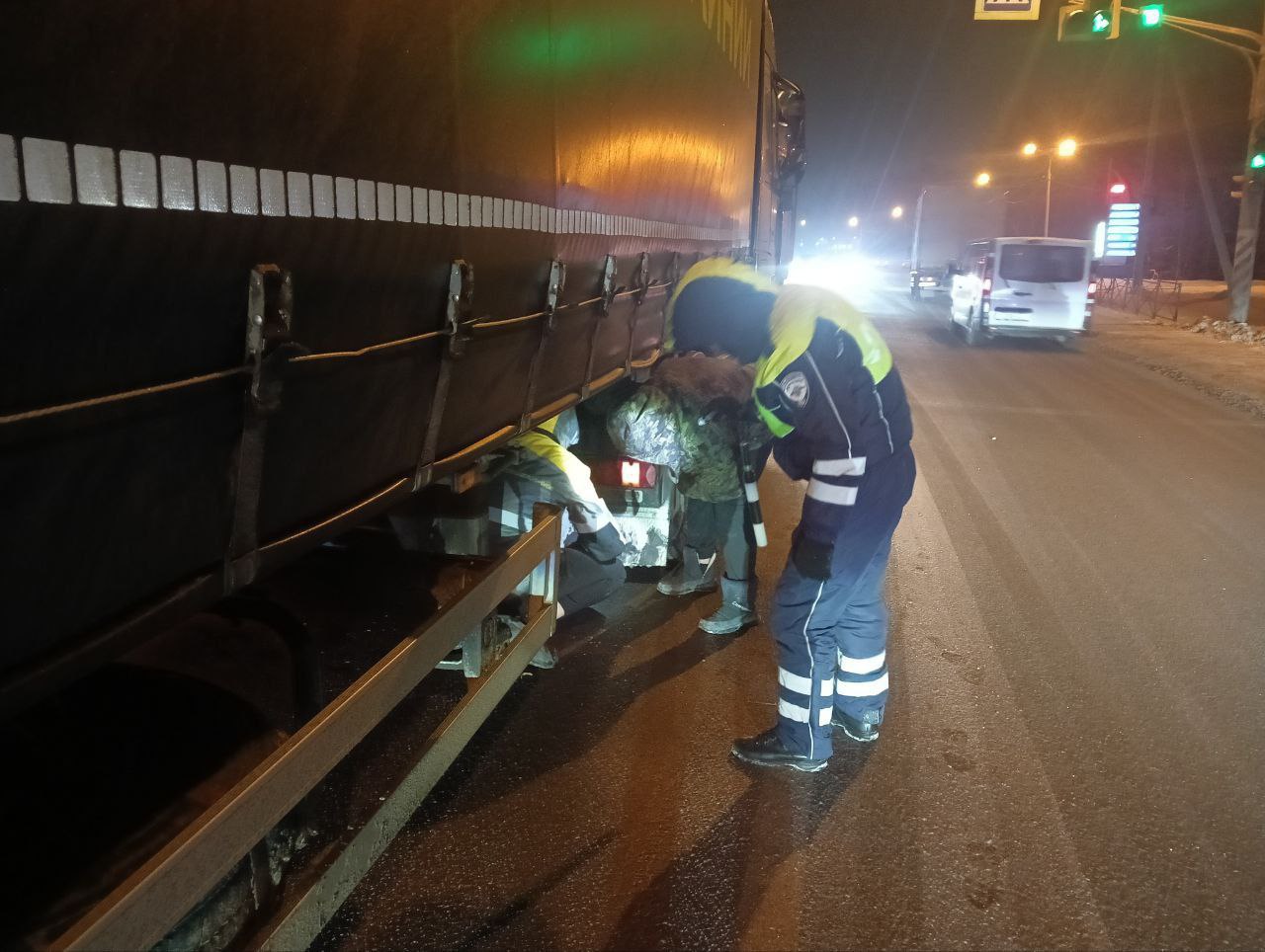 14 декабря на 652 км федеральной трассы М-7 «Волга» в условиях метели и пронизывающего ветра заглохла грузовая фура, следовавшая из Казани в Москву 14 декабря на 652 км федеральной трассы М-7 «Волга» в условиях метели и пронизывающего ветра заглохла грузовая фура, следовавшая из Казани в Москву