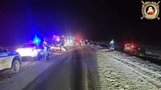 Сотрудники Госавтоинспекции Чувашии работают на месте ДТП, в котором, предварительно, пострадали 6 человек