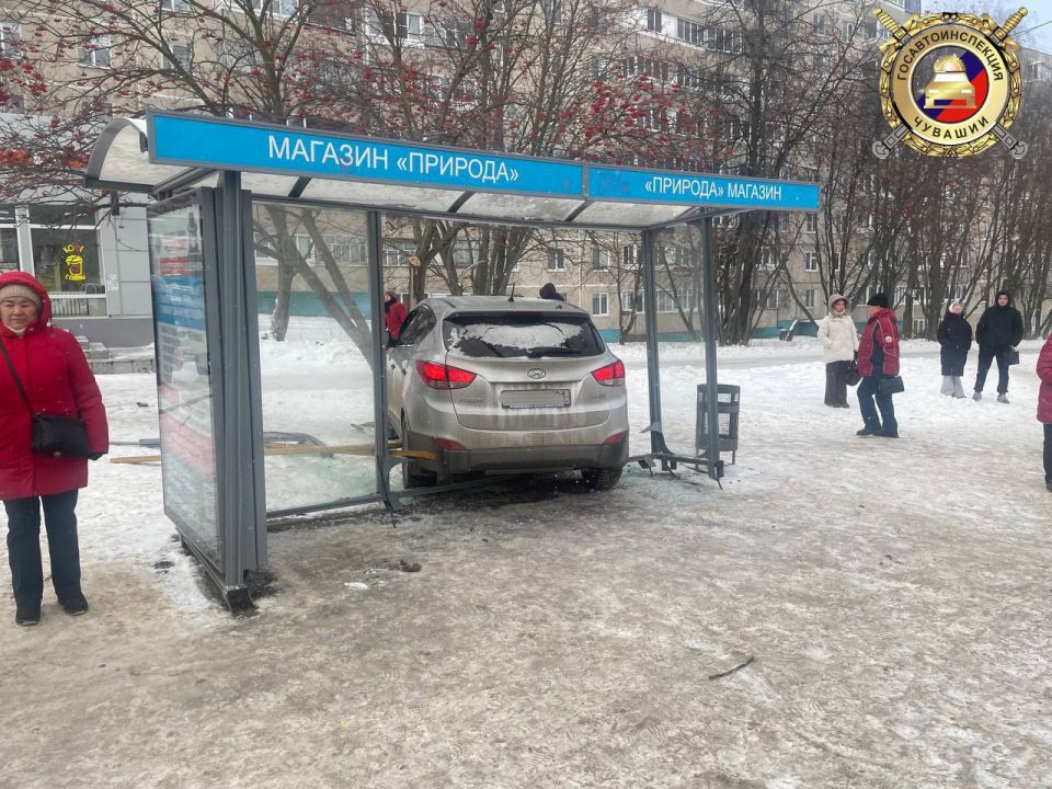 В Чебоксарах на улице Гузовского кроссовер Hyundai въехал в остановку "Магазин "Природа"