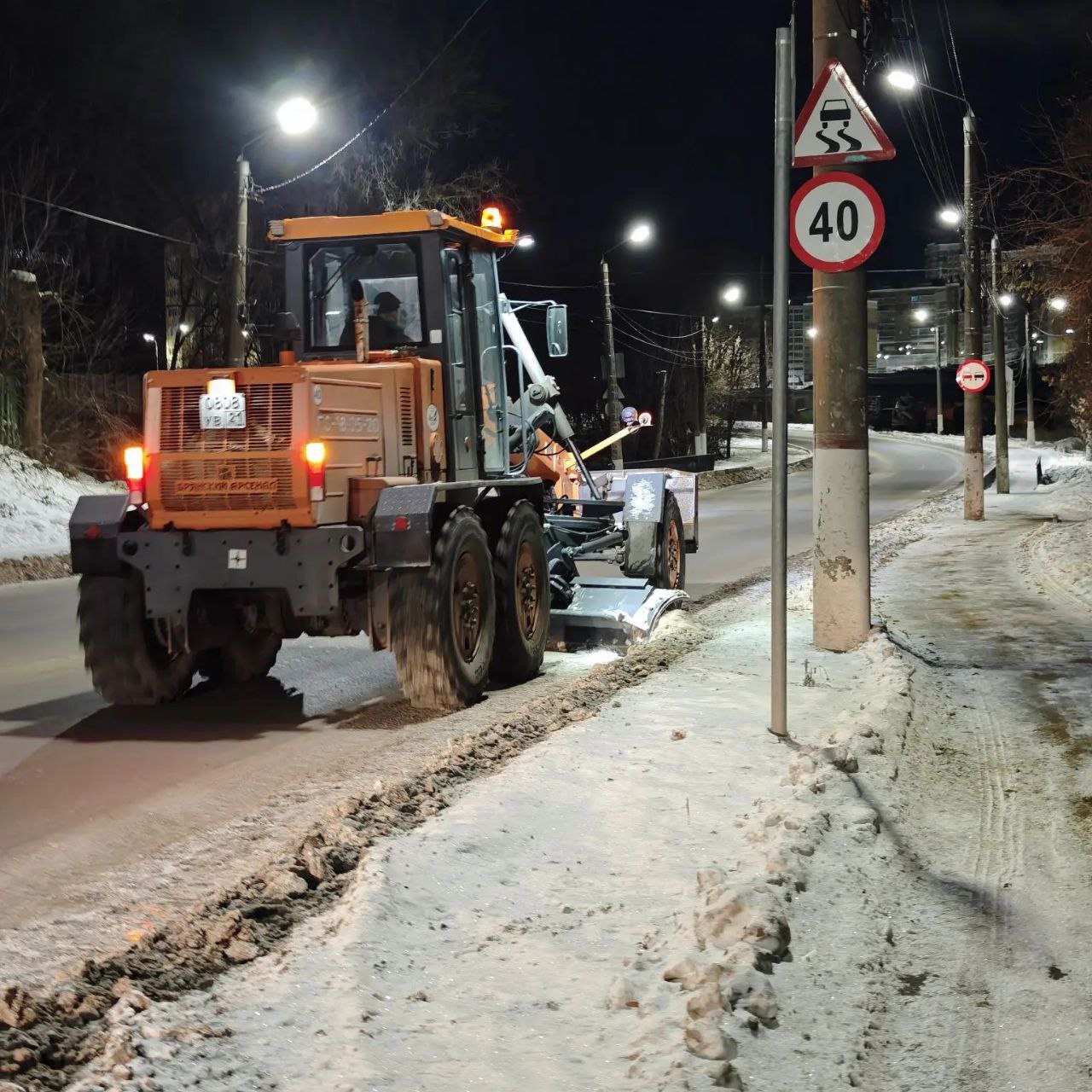 Пока большая часть города спит или работает в тепле, наши дорожные службы ведут круглосуточную борьбу со стихией