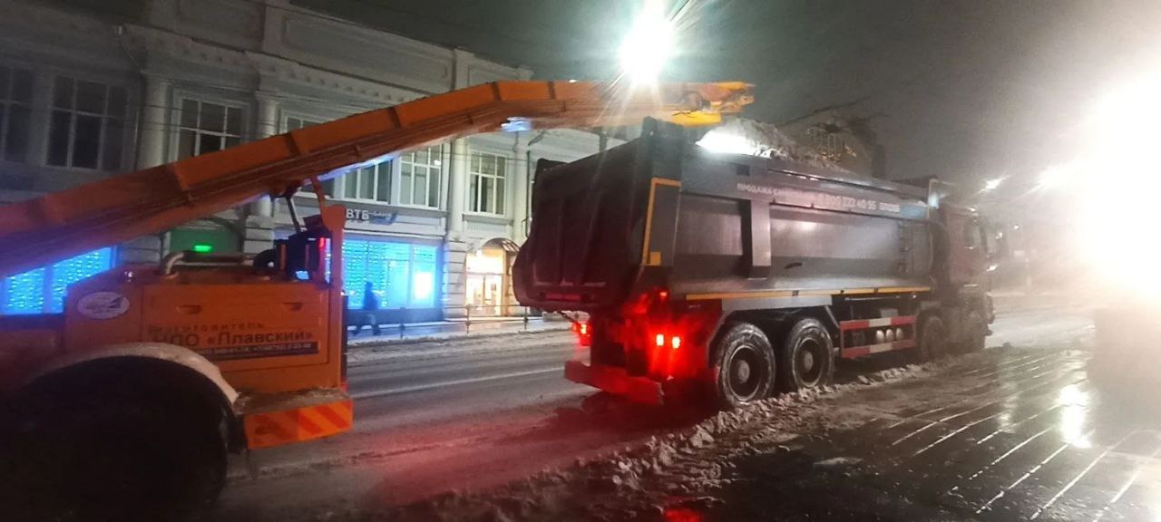 Пока большая часть города спит или работает в тепле, наши дорожные службы ведут круглосуточную борьбу со стихией Пока большая часть города спит или работает в тепле, наши дорожные службы ведут круглосуточную борьбу со стихией