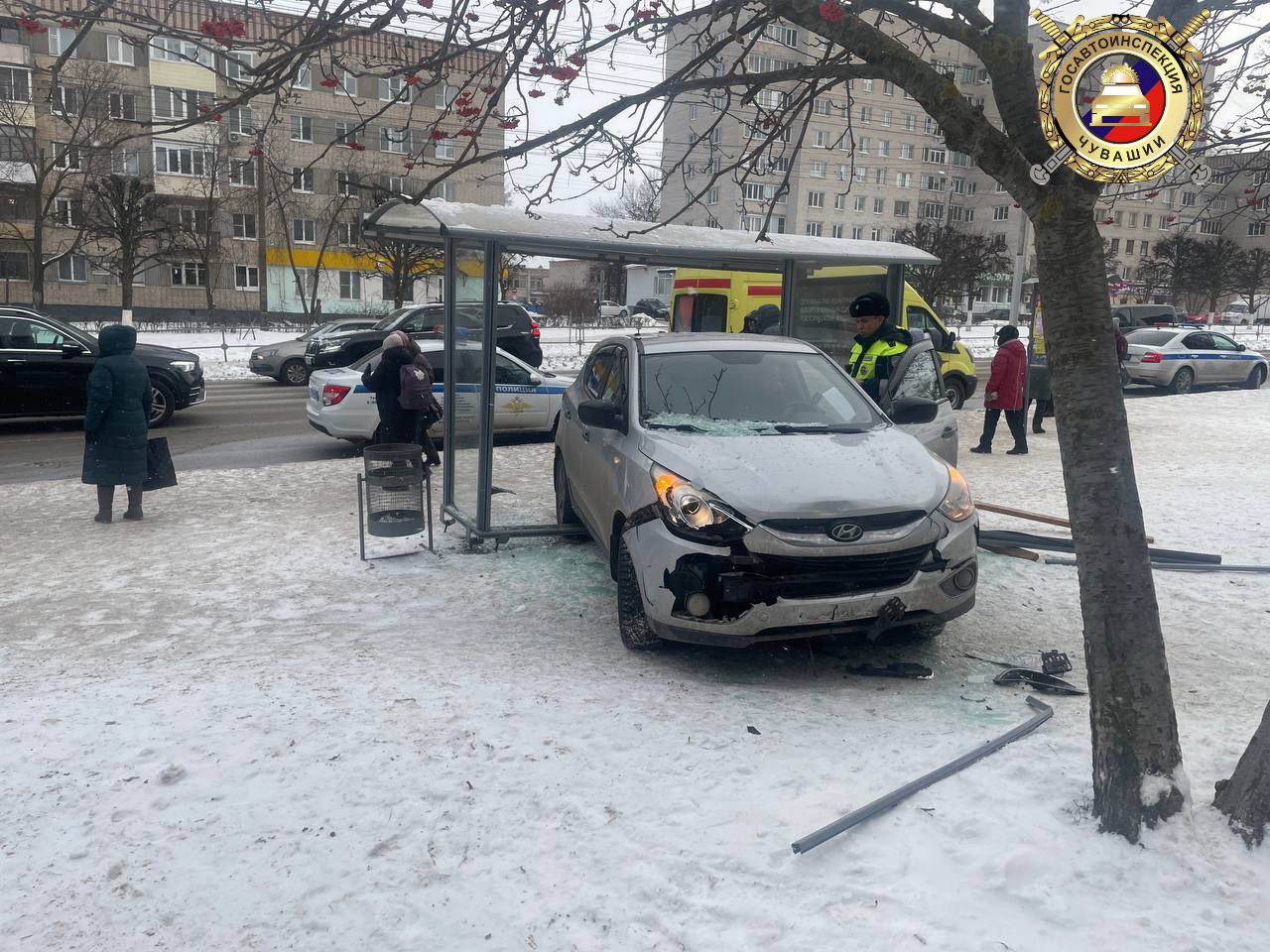 В Чебоксарах на улице Гузовского кроссовер Hyundai въехал в остановку "Магазин "Природа" В Чебоксарах на улице Гузовского кроссовер Hyundai въехал в остановку "Магазин "Природа"