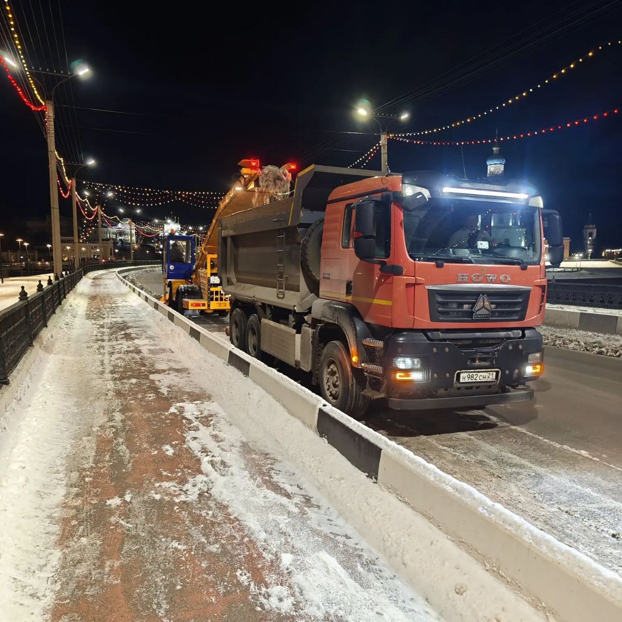 Пока большая часть города спит или работает в тепле, наши дорожные службы ведут круглосуточную борьбу со стихией Пока большая часть города спит или работает в тепле, наши дорожные службы ведут круглосуточную борьбу со стихией