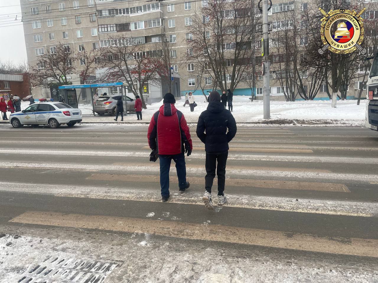 В Чебоксарах на улице Гузовского кроссовер Hyundai въехал в остановку "Магазин "Природа" В Чебоксарах на улице Гузовского кроссовер Hyundai въехал в остановку "Магазин "Природа"