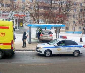 На Гузовского кроссовер Hyundai въехал в остановку