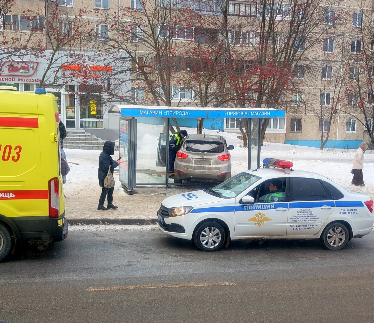 На Гузовского кроссовер Hyundai въехал в остановку