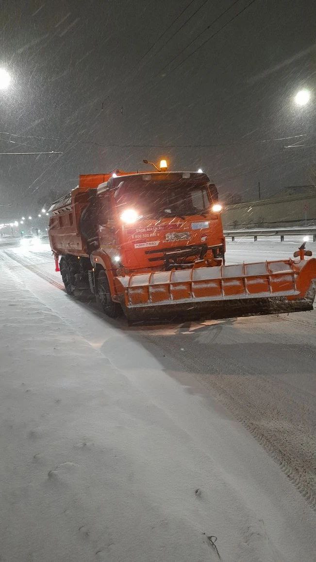 Пока большая часть города спит или работает в тепле, наши дорожные службы ведут круглосуточную борьбу со стихией Пока большая часть города спит или работает в тепле, наши дорожные службы ведут круглосуточную борьбу со стихией