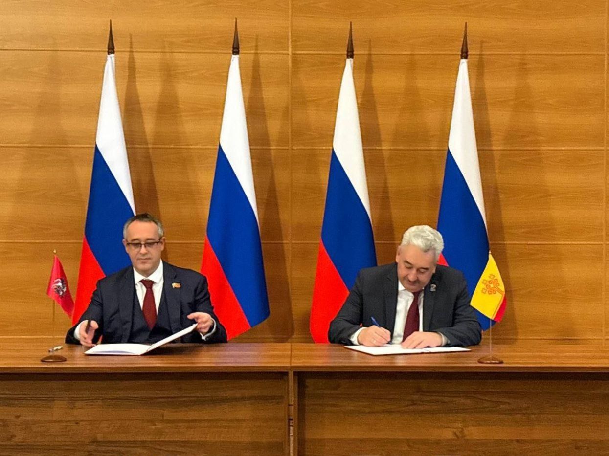 Леонид Черкесов: В Москве в рамках Совета законодателей Российской Федерации при Федеральном Собрании РФ подписали соглашение о сотрудничестве между Государственным Советом Чувашской Республики и Московской Городской Думой. Леонид Черкесов: В Москве в рамках Совета законодателей Российской Федерации при Федеральном Собрании РФ подписали соглашение о сотрудничестве между Государственным Советом Чувашской Республики и Московской Городской Думой.