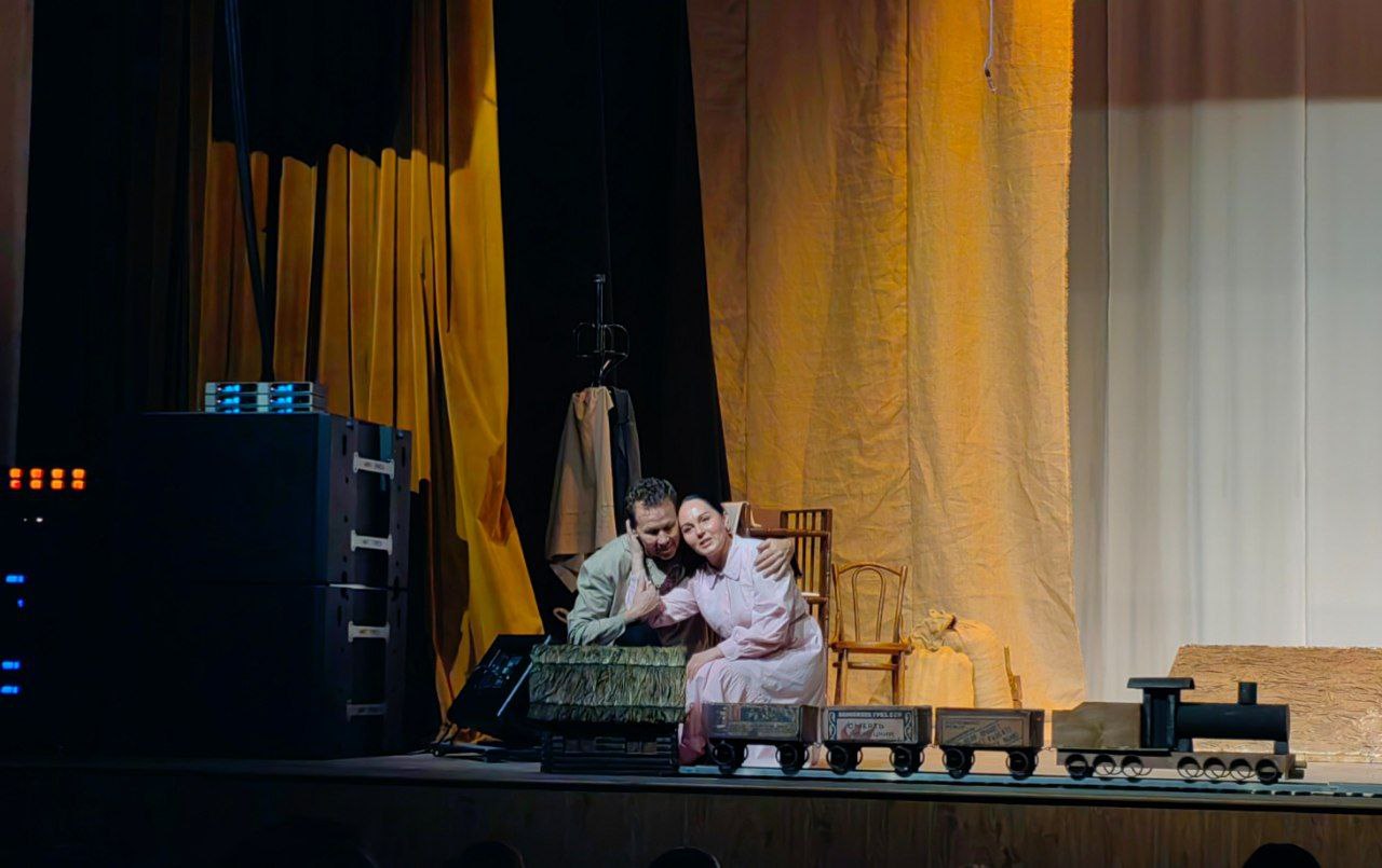 На сцене ДК "Химик" состоялся показ спектакля «Хуркайк ул» («Материнское поле») Постановка создана коллективом Чувашского академического драматического театра им. К. В. Иванова в рамках проекта «Молитва за солдата». Его... На сцене ДК "Химик" состоялся показ спектакля «Хуркайк ул» («Материнское поле») Постановка создана коллективом Чувашского академического драматического театра им. К. В. Иванова в рамках проекта «Молитва за солдата». Его...