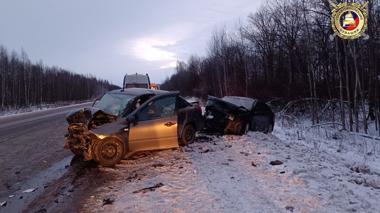 Сотрудники Госавтоинспекции работают на месте ДТП в Чебоксарском округе, в котором погибли три человека Сотрудники Госавтоинспекции работают на месте ДТП в Чебоксарском округе, в котором погибли три человека