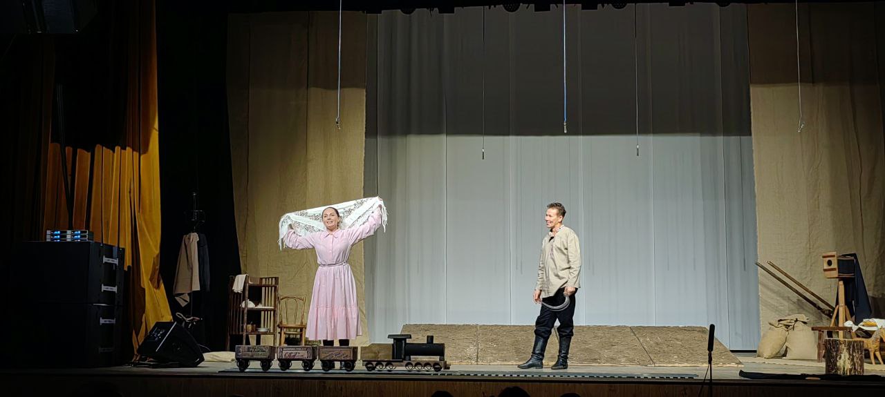 На сцене ДК "Химик" состоялся показ спектакля «Хуркайк ул» («Материнское поле») Постановка создана коллективом Чувашского академического драматического театра им. К. В. Иванова в рамках проекта «Молитва за солдата». Его... На сцене ДК "Химик" состоялся показ спектакля «Хуркайк ул» («Материнское поле») Постановка создана коллективом Чувашского академического драматического театра им. К. В. Иванова в рамках проекта «Молитва за солдата». Его...