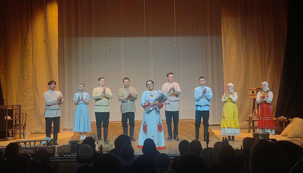 На сцене ДК "Химик" состоялся показ спектакля «Хуркайк ул» («Материнское поле») Постановка создана коллективом Чувашского академического драматического театра им. К. В. Иванова в рамках проекта «Молитва за солдата». Его... На сцене ДК "Химик" состоялся показ спектакля «Хуркайк ул» («Материнское поле») Постановка создана коллективом Чувашского академического драматического театра им. К. В. Иванова в рамках проекта «Молитва за солдата». Его...