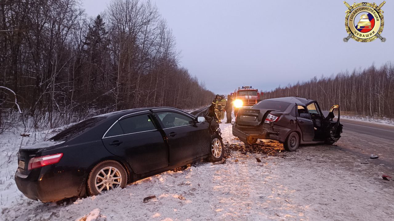 В Чебоксарском округе в результате столкновения автомобилей погибли три человека В Чебоксарском округе в результате столкновения автомобилей погибли три человека