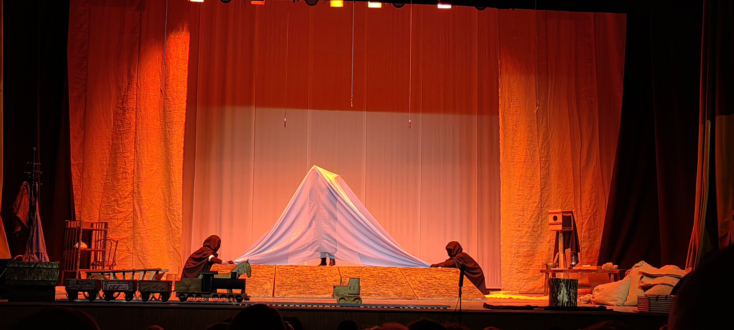 На сцене ДК "Химик" состоялся показ спектакля «Хуркайк ул» («Материнское поле») Постановка создана коллективом Чувашского академического драматического театра им. К. В. Иванова в рамках проекта «Молитва за солдата». Его... На сцене ДК "Химик" состоялся показ спектакля «Хуркайк ул» («Материнское поле») Постановка создана коллективом Чувашского академического драматического театра им. К. В. Иванова в рамках проекта «Молитва за солдата». Его...